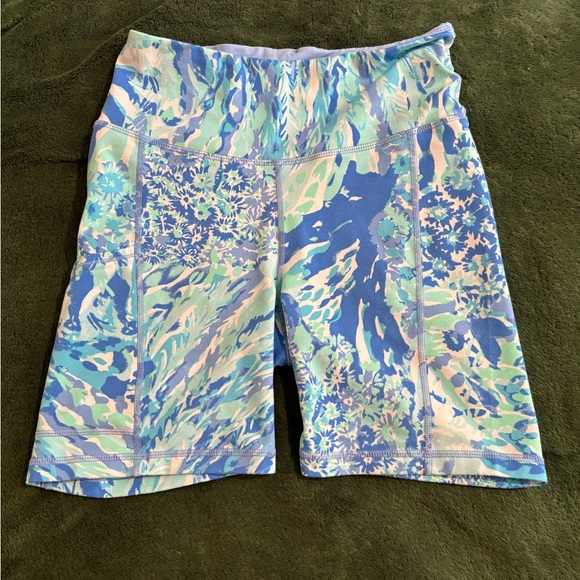 Lilly Pulitzer Pants - Lilly Pulitzer S Luxletic weekender SHorts in Hey Hey Soleil.